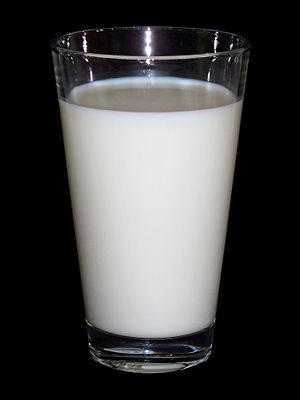 English: Milk in a glass Deutsch: Milch im Glas